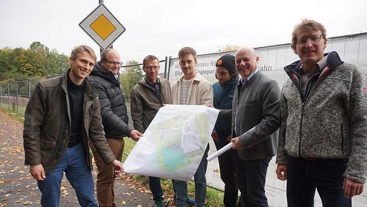 Baubeginn der Rollsportanlage in Bischofsheim und Planbesprechung. Das  Bild zeigt von links: Alexander Zeller (Regierung von Unterfranken),   Alexander Keßler (Firma Fichter, Raunheim), Siegfried Neumann, Leopold  Bott, Boris Ziemer (DSGN Concepts. Münster), Bürgermeister Georg  Seiffert und Jugendbeauftragten Benjamin Lenhardt. Foto: Marion Eckert