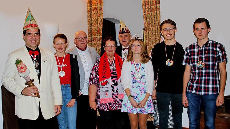 Ehrungen gab es bei der Karnevals-Eröffnung. Unser Bild zeigt von links  nach rechts Sitzungspräsident Andreas Albert, Katharina Bauer, Wolfgang  Bayer, Anneliese Albert, Verbandsbeirat Klaus Mültner, Johanna Meyer, Mario  Fleischmann und Marvin Linus Richter. Foto: Dieter Britz