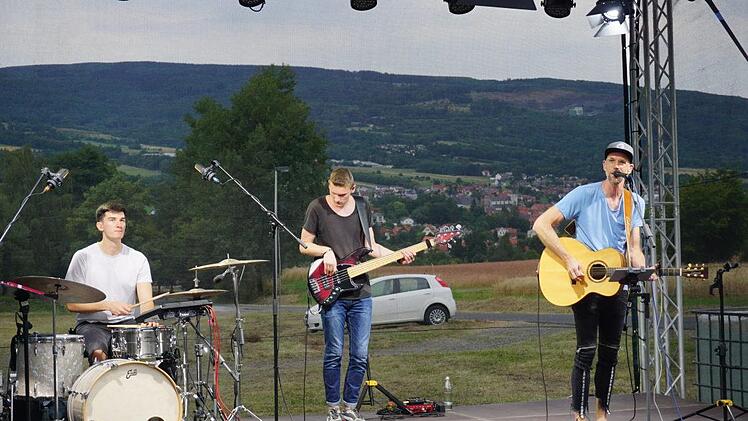Die Missio-Camp-Band spielt auf der Außenbühne vor dem Rhönpanorama und  dem Blick auf Bischofsheim. Foto: Marion Eckert