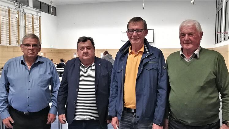 Zu Ehrenmitgliedern wurden ernannt: (von links) Gebhard Voll, Roland Halbleib und Hans-Georg Reuß. Rudi Schultheis (rechts) wurde für seine 70-jährige Mitgliedschaft beim TSV Steinach geehrt.