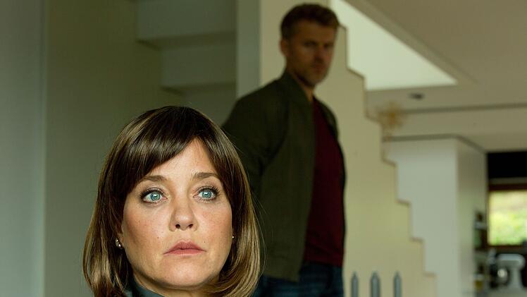 Marc Leitner (Jens Atzorn) &uuml;berbringt Marie Probst (Muriel Baumeister) eine schlimme Nachricht: Ihre Tochter ist ermordet worden.