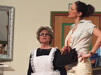 Fanny (Irene Gundalach, links) und Kiki Geier (Theresa Schmitt) im Gespräch: Die Laienspielgruppe des TSV Steinach brachte in diesem Jahr erstmals eine Krimikomödie auf die Bühne. Fotos: Björn Hein