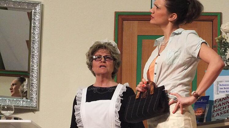 Fanny (Irene Gundalach, links) und Kiki Geier (Theresa Schmitt) im Gespräch: Die Laienspielgruppe des TSV Steinach brachte in diesem Jahr erstmals eine Krimikomödie auf die Bühne. Fotos: Björn Hein