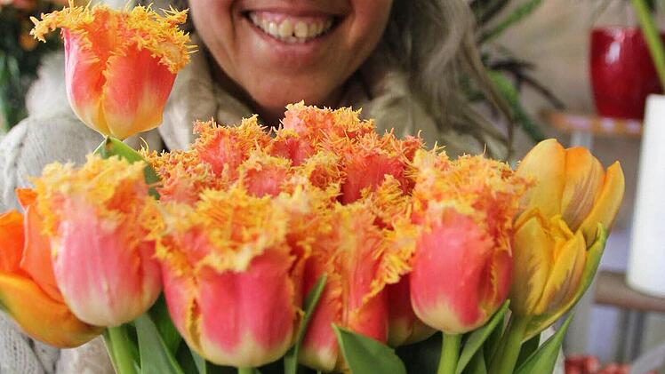 Elisabeth Weinmann freut sich über frische Tulpen.