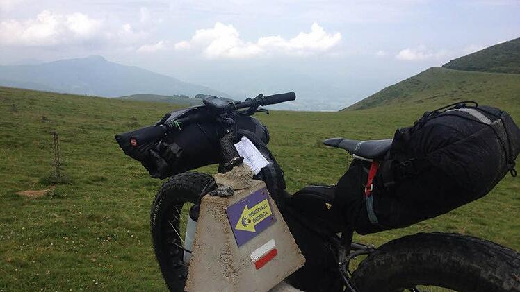 Das Fatbike vor Alpenkulisse.