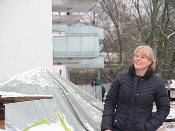 Von ihrem künftigen Garten aus betrachtet Ulrike Schreyer das Haus, das sie ab Mai bewohnen wird. Fotos: Ekkehard Roepert