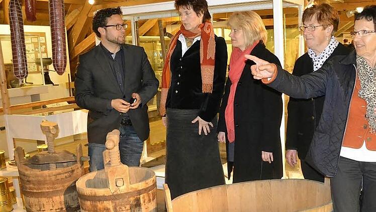 Die Ausstellungsbesucher inspizieren eine Menge Sauerkrautbottiche und andere Exponate.  Fotos: Gabi Bertram