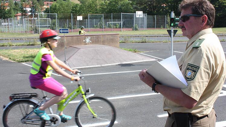 Schüler bei der Verkehrswacht. Foto: Robert Huger