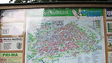 Wenig ansehnlich und teilweise veraltet ist die Infotafel am Parkplatz "Oberes Tor". Was mit ihr passiert, ist noch offen. Foto: Heike Beudert