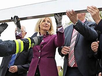 Da musste Ministerin Ulrike Scharf zupacken: einen Dammbalken in die Sperre heben. Foto: B. Herbst