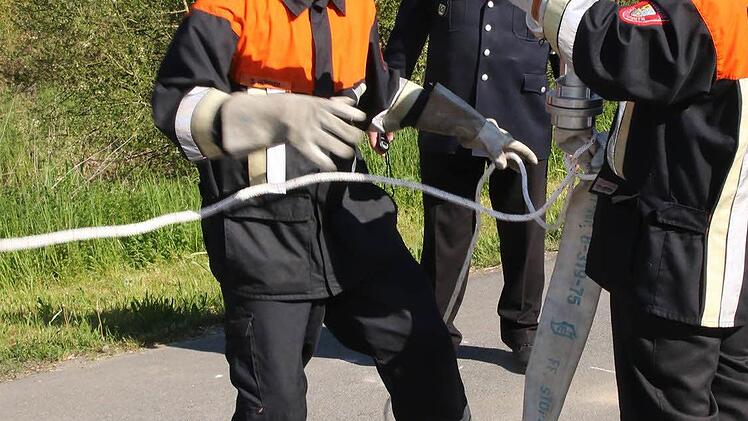 Und Action! Bilder vom Erwachsenenleistungsmarsch der oberfränkischen Feuerwehren in Großheirath (Landkreis Coburg). Fotos: Michael Stelzner