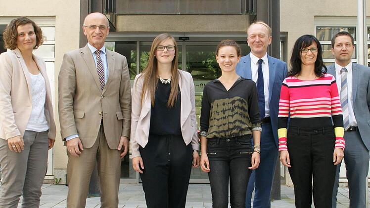 Erstmals bietet der Landkreis Haßberge zwei Duale Studiengänge in Sozialer Arbeit an. Unser Bild zeigt von links Zukunftscoach Julia Hünemörder, Landrat Wilhelm Schneider, die beiden angehenden Studentinnen Lena Malinowski und Jennifer Nüßlein, Verwaltungsleiter Horst Hofmann, Ausbildungsleiterin Angelika Berthold und den Leiter des Jugendamtes Christoph Schramm. Foto: Sabine Weinbeer