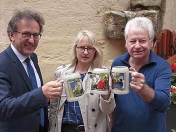 Sparkassenchef Ewald Maier, Museumsleiterin Susanne Fischer und Harald Hubl präsentieren den Annafest-Krug 2016. Foto: Josef Hofbauer