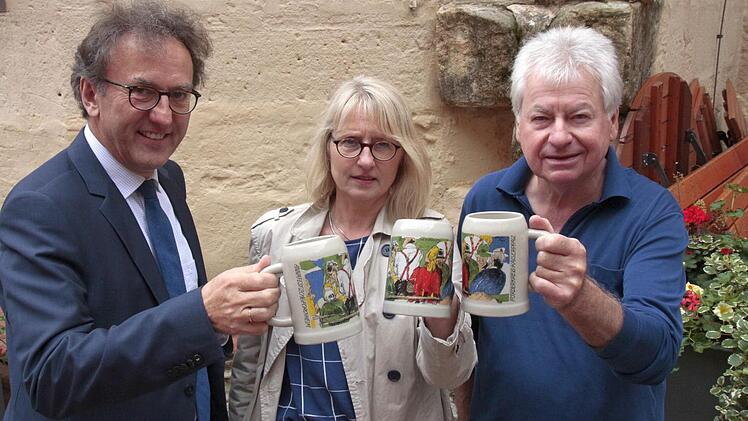 Sparkassenchef Ewald Maier, Museumsleiterin Susanne Fischer und Harald Hubl präsentieren den Annafest-Krug 2016. Foto: Josef Hofbauer