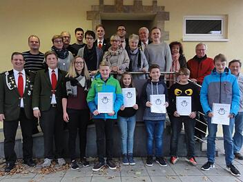 Sie sind stolz auf ihre Leistungen: die Vereinsmeister der Gilde in Poppenroth, mit den Persönlichkeiten des Jahres, Alexander und Susanne Metz (2. Reihe, von links), sowie dem Sportler des Jahres, Christoph Metz (vorne rechts). Foto: Wolfgang Wimmel
