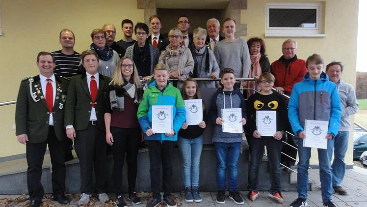 Sie sind stolz auf ihre Leistungen: die Vereinsmeister der Gilde in Poppenroth, mit den Persönlichkeiten des Jahres, Alexander und Susanne Metz (2. Reihe, von links), sowie dem Sportler des Jahres, Christoph Metz (vorne rechts). Foto: Wolfgang Wimmel
