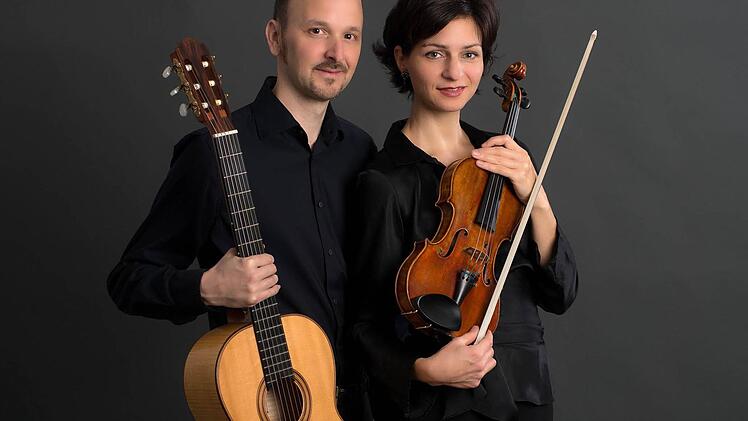 Johannes Tonio Kreusch (Gitarre) und Doris Orsan (Violine) versprechen am 13. Januar ein spektakuläres Konzertereignis in der Spitalkirche.  Foto: privat