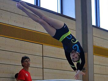 Trainer Peter Müller verfolgt gespannt die Kür von Franziska Jauemig. Die Turnerin der TS Herzogenaurach verpasste in der Einzelwertung der WK5 (Jahrgang 2002 und älter) knapp das Podest. Eine Konkurrentin vom SC Eckenhaid hatte 0,41 Punkte mehr auf dem Konto.  Fotos: Picturedreams
