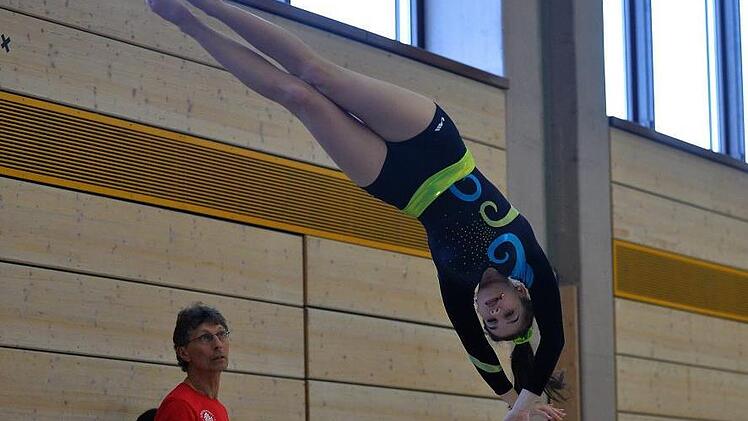 Trainer Peter Müller verfolgt gespannt die Kür von Franziska Jauemig. Die Turnerin der TS Herzogenaurach verpasste in der Einzelwertung der WK5 (Jahrgang 2002 und älter) knapp das Podest. Eine Konkurrentin vom SC Eckenhaid hatte 0,41 Punkte mehr auf dem Konto.  Fotos: Picturedreams