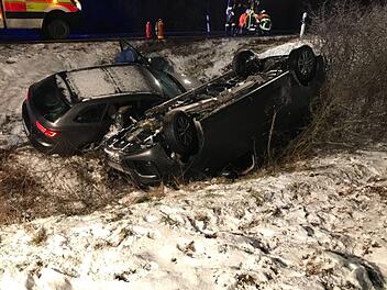 Beide Fahrzeuge landeten bei Thuisbrunn im Stra&szlig;engraben. Foto: Feuerwehr Thuisbrunn