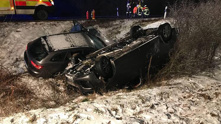 Beide Fahrzeuge landeten bei Thuisbrunn im Stra&szlig;engraben. Foto: Feuerwehr Thuisbrunn