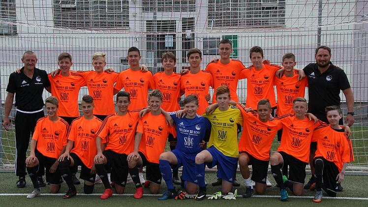 Meister der C-Junioren-Bezirksoberliga und Aufsteiger in die Bayernliga Nord: Die U15 des FC Coburg (hinten von links): Co-Trainer Reiner Eichhorn, Luca Oikonomides, Maximilian Gra&szlig;, Tom Siller, Tim Oikonomides, Valentin Rom, Noah Strobel, Philipp Heinz, Louis M&uuml;ller, Trainer Oliver Bernhardt; (vorne von links): Roman Guhling, Norik H&ouml;hn, Luca Schreiber, Lenny W&ouml;hner, Leonhard Eckardt, Hendik Aladi, Lukas Rebhan, Jonas Chilian, Leon Volk. - Es fehlt: Luis Dammer.
