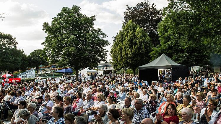 Impressionen vom Klassik-Open-Air im Freibad NeustadtFoto: Jochen Berger