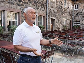 Frank Dickas weiß viele Details zum Kreuzberg zu erzählen. Einmal im Monat findet mit ihm eine kostenlose Gästeführung rund um das Kloster statt. Foto: Marion Eckert