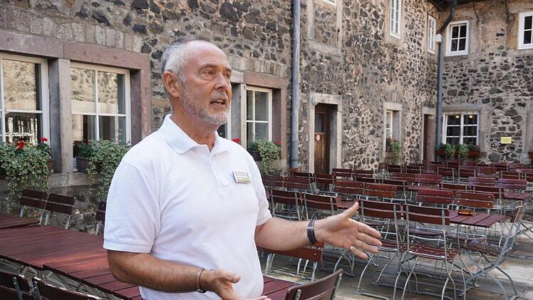 Frank Dickas weiß viele Details zum Kreuzberg zu erzählen. Einmal im Monat findet mit ihm eine kostenlose Gästeführung rund um das Kloster statt. Foto: Marion Eckert