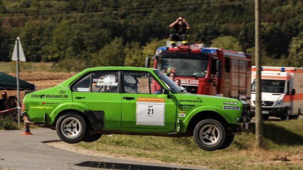 Nur fliegen ist sch&ouml;ner: An der ber&uuml;hmten Sprungkuppe gelang ausgerechnet dem &auml;ltesten Fahrzeug der weiteste Satz. Michael Elliot und Franz Seitz landeten mit ihrem Ford Escort erst nach 21 Metern.