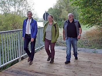 Dank des Brückenneubaus bei Dippach ist der Sieben-Flüsse-Wanderweg entlang des Maines nun wieder ohne Umleitung begehbar. Darüber freuen sich (von links) Bürgermeister Michael Ziegler, die Geschäftsführerin des "Flussparadieses Franken", Anne Schmitt, und der Eltmanner Wanderwart Edgar Geisel. Fotos: Sabine Weinbeer