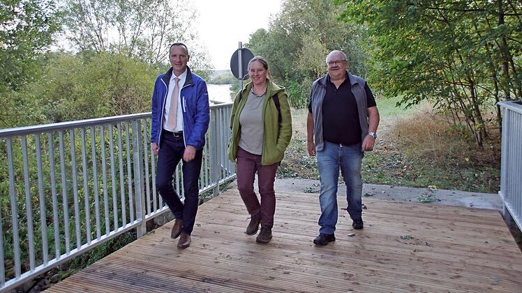 Dank des Brückenneubaus bei Dippach ist der Sieben-Flüsse-Wanderweg entlang des Maines nun wieder ohne Umleitung begehbar. Darüber freuen sich (von links) Bürgermeister Michael Ziegler, die Geschäftsführerin des "Flussparadieses Franken", Anne Schmitt, und der Eltmanner Wanderwart Edgar Geisel. Fotos: Sabine Weinbeer