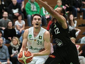 Daniel Keppeler (links) setzt sich gegen den Kirchheimer Keith Rendleman durch Foto: sportpress2