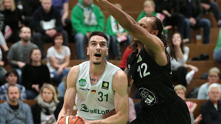 Daniel Keppeler (links) setzt sich gegen den Kirchheimer Keith Rendleman durch Foto: sportpress2