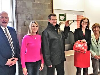 Über den gespendeten Defibrilator in der Wandelhalle freuen sich (von links) Sebastian Dresbach (Geschäftsführer des Bad Kissinger Zentrums für Telemedizin, Dr. Alice Pape, kommissarische Chefärztin der Rehaklinik am Kurpark, Holger Metz, kaufmännischer Leiter der Rehaklinik am Kurpark, Kurdirektorin Sylvie Thormann, Geschäftsführerin der Bayer. Staatsbad Bad Kissingen GmbH, und Eva Maria Roer, Vorstandsvorsitzende des Fördervereins Gesundheitszentrum.Sigismund von Dobschütz
