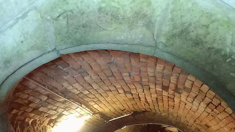 Die Treppe hinab in den Keller unter dem "M&uuml;hlst&uuml;bla"    Foto: Britta Schnake