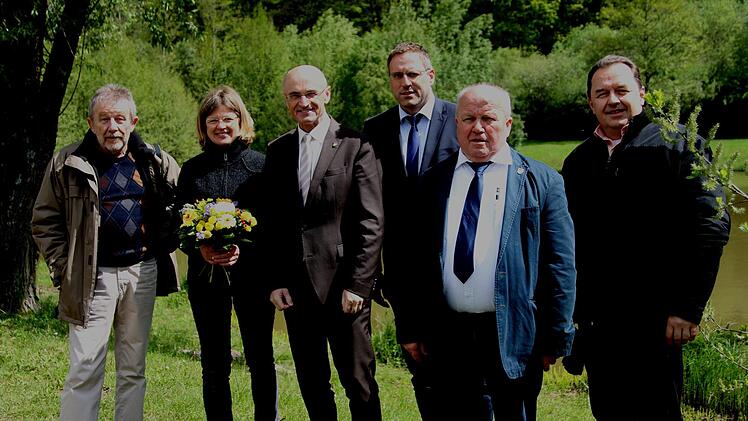An der Umsetzung des Projekts haben zahlreiche Personen mitgewirkt; von links Planer Wilfried Höhne, ILE-Managerin Ulla Schmidt, Landrat Wilhelm Schneider, der Sprecher der ILE-Lebensregion plus" Matthias Bäuerlein, 1. Bürgermeister Karl-Heinz Kandler sowie Pfarrer  Mathias Rusin.