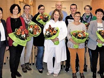 25-jährige Dienstjubiläen am Klinikum Kulmbach und der Fachklinik Stadsteinach: (von links) Personalleiterin Yonne Wagner, OB Henry Schramm, Geschäftsführerin Brigitte Angermann Martina Thurn, Anja Mundt, Silke Schneider, Birigt Pfeiffer, Sebastian Denzler, Thomas Warlich, Heike Krombholz, Annett Dippold, Dr. Ute Moreth, Landrat Klaus Peter Söllner, Personalrat Jürgen Köhler und Pflegedienstleiterin Franziska Schlegel.  Foto: Werner Reißaus