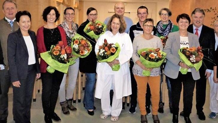 25-jährige Dienstjubiläen am Klinikum Kulmbach und der Fachklinik Stadsteinach: (von links) Personalleiterin Yonne Wagner, OB Henry Schramm, Geschäftsführerin Brigitte Angermann Martina Thurn, Anja Mundt, Silke Schneider, Birigt Pfeiffer, Sebastian Denzler, Thomas Warlich, Heike Krombholz, Annett Dippold, Dr. Ute Moreth, Landrat Klaus Peter Söllner, Personalrat Jürgen Köhler und Pflegedienstleiterin Franziska Schlegel.  Foto: Werner Reißaus