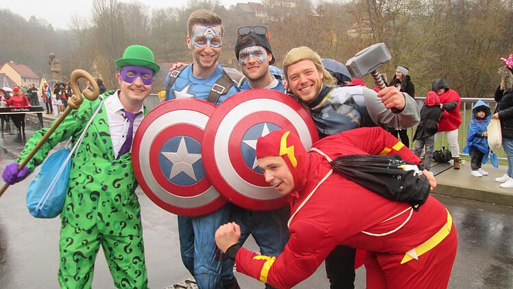 Das Männerballett: Captain America lässt grüßen. Foto: Winfried Ehling