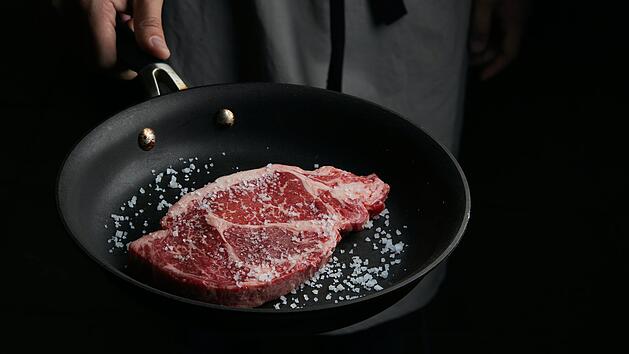 Symbolbild: Pfanne, Fleisch