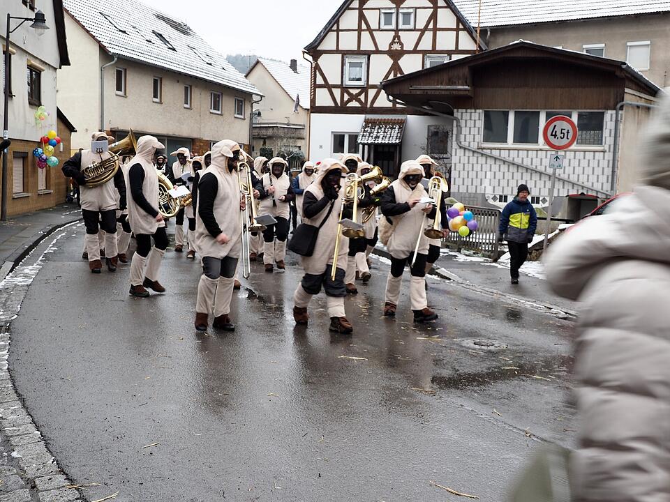 Tausende Besucher beim traditionellen Maskenumzug