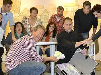 Die "Trächer" Truppe macht viel Theater um einen ominösen Koffer voller Scheine. Foto: Gabi Bertram