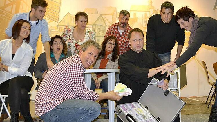 Die "Trächer" Truppe macht viel Theater um einen ominösen Koffer voller Scheine. Foto: Gabi Bertram