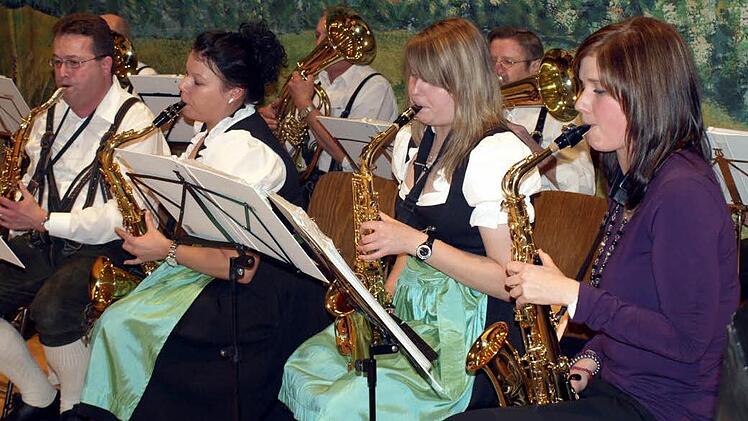 Bei den Melodien von "Captain Cook" zeigten die "Singenden Saxofone" aus Wallenfels ihr Können.  Das Bild zeigt (von rechts): Dirigentin Yvonne Schütz, Katrin Krump, Tina Krump und Thomas Welscher. Foto: Susanne Deuerling