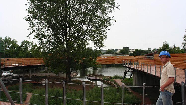 Jens Pauluhn schaut sich auf der Baustelle um.