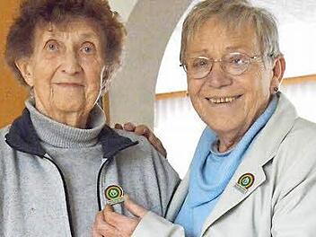 Gerda Wenzlow (links) wurde für ihre Unterstützung für die Elterninitiative leukämie- und krebskranker Kinder in Würzburg durch Henrike Gerhardt ausgezeichnet. Foto: Gerhard Schmidt