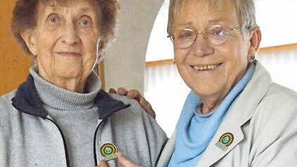 Gerda Wenzlow (links) wurde für ihre Unterstützung für die Elterninitiative leukämie- und krebskranker Kinder in Würzburg durch Henrike Gerhardt ausgezeichnet. Foto: Gerhard Schmidt
