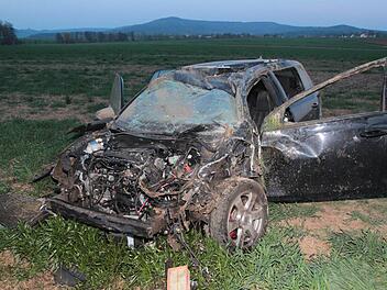 Komplett zerstört: Das Unfallfahrzeug nach dem Überschlag bei Drosendorf. Foto: Ferdinand Merzbach