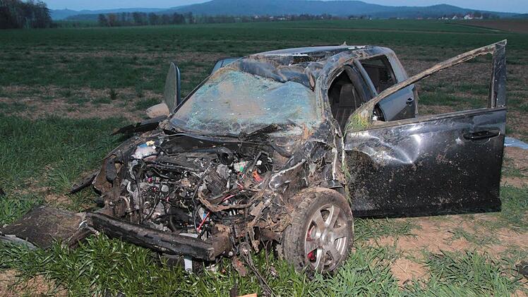 Komplett zerstört: Das Unfallfahrzeug nach dem Überschlag bei Drosendorf. Foto: Ferdinand Merzbach